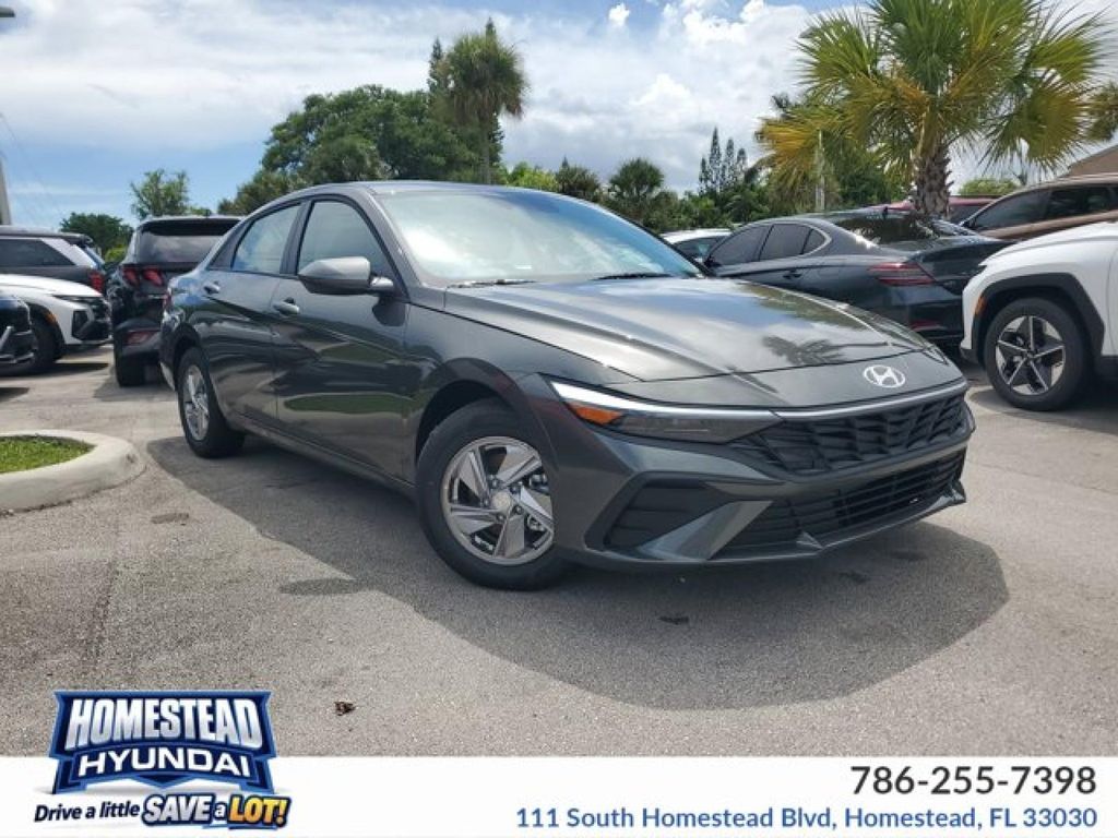 New 2025 Hyundai ELANTRA SE