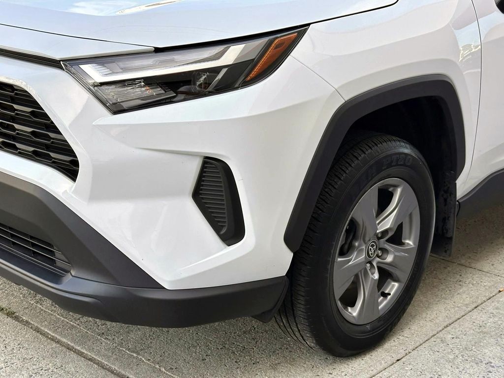 2024 Toyota RAV4 XLE — миниатюра 12