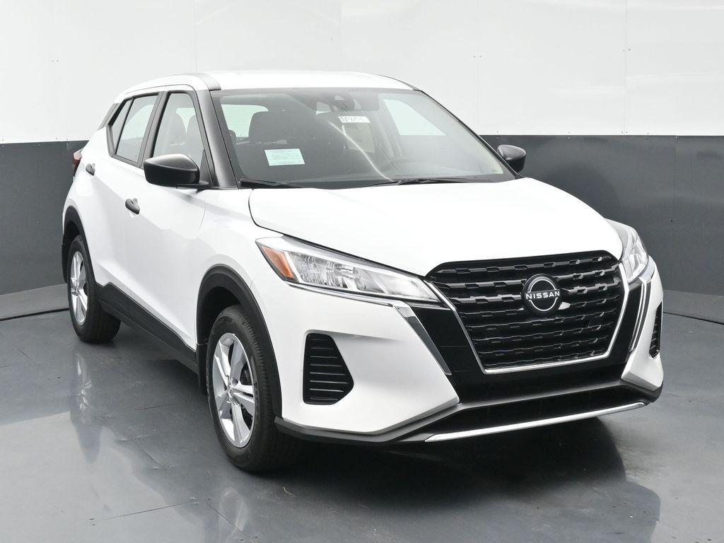 New 2025 Nissan Kicks S