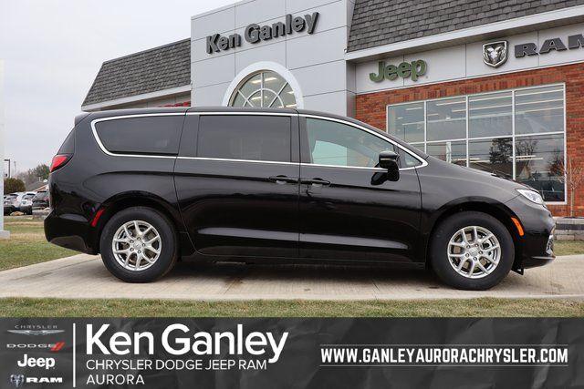 New 2026 Chrysler Pacifica Select