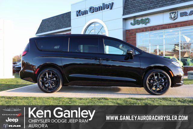 New 2026 Chrysler Pacifica Select