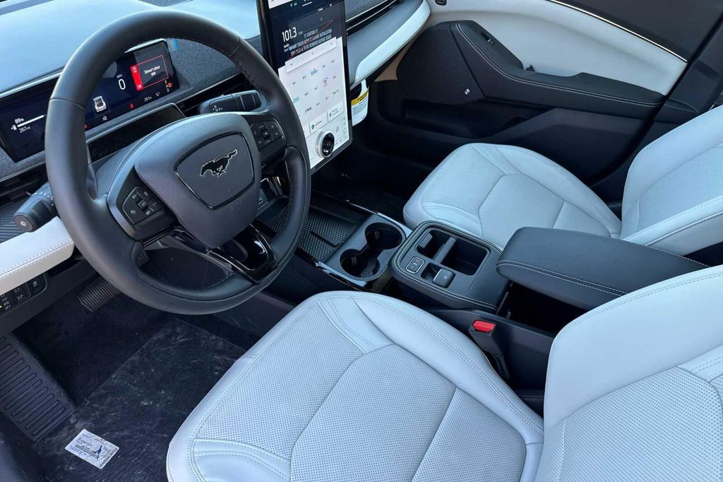 2026 FORD MUSTANG MACH-E PREMIUM — фото 7