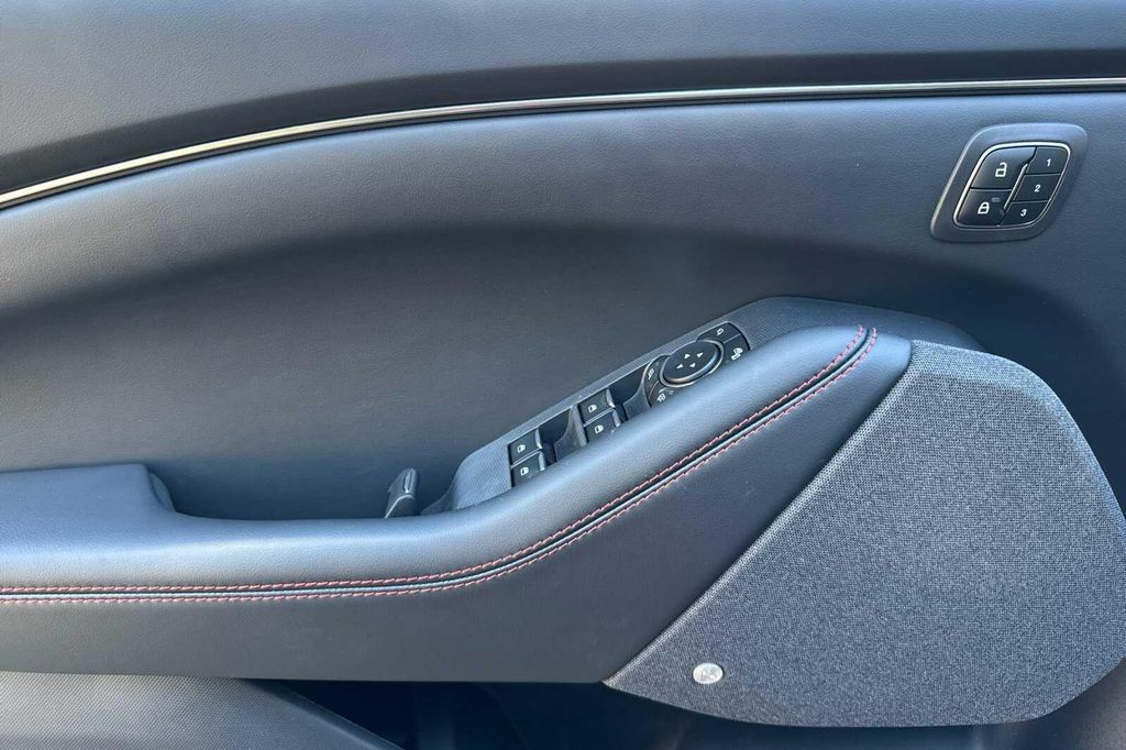 2026 FORD MUSTANG MACH-E PREMIUM — фото 8