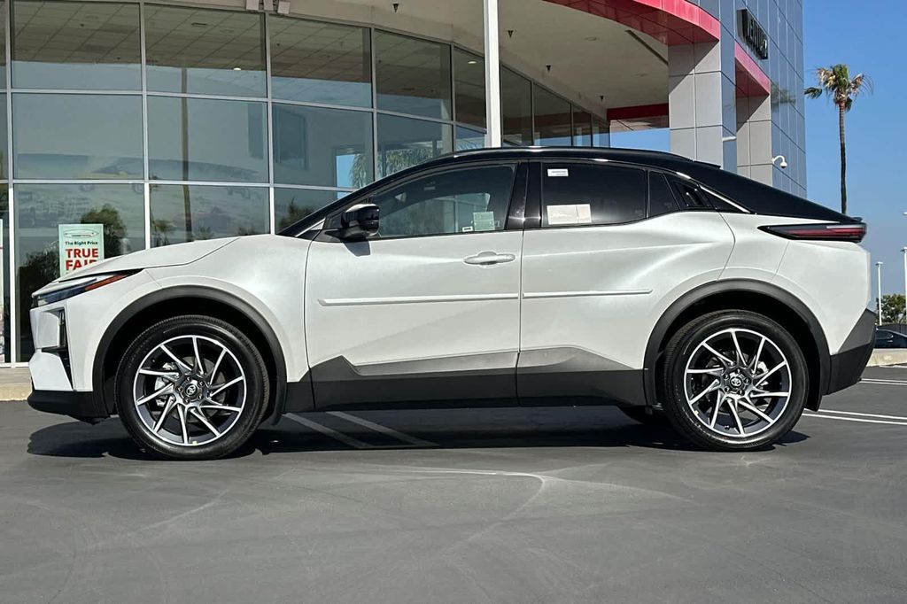 2026 Toyota C-HR XSE photo 7