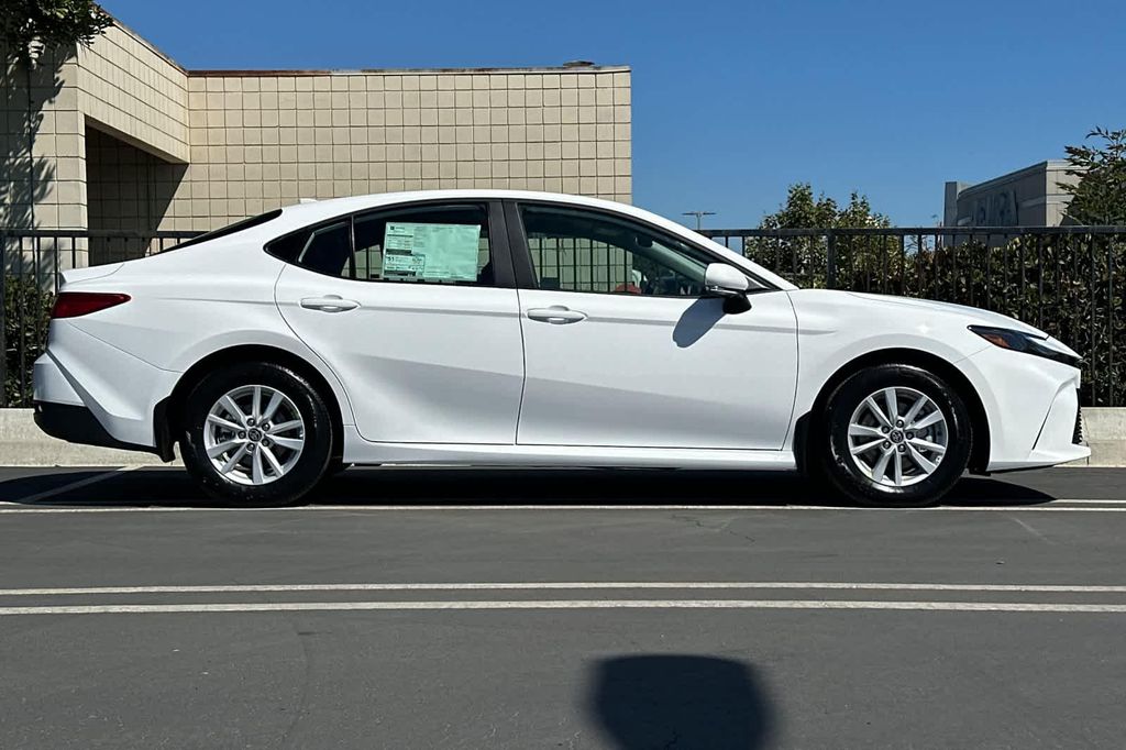 صورة 3 لـ 2026 Toyota CAMRY LE