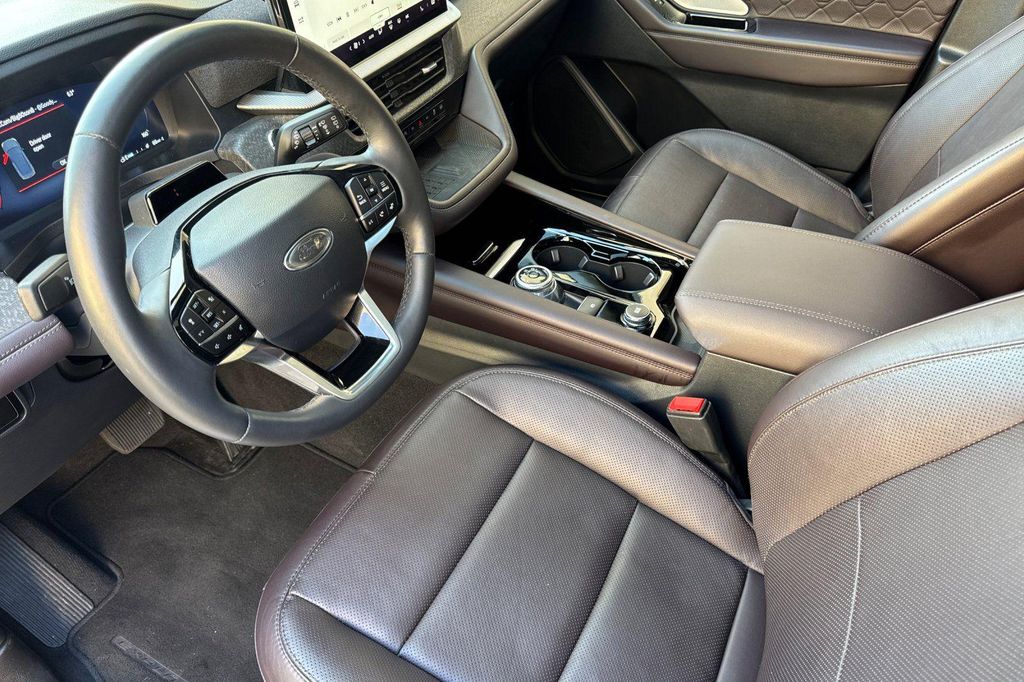 صورة 10 لـ 2025 FORD EXPLORER PLATINUM
