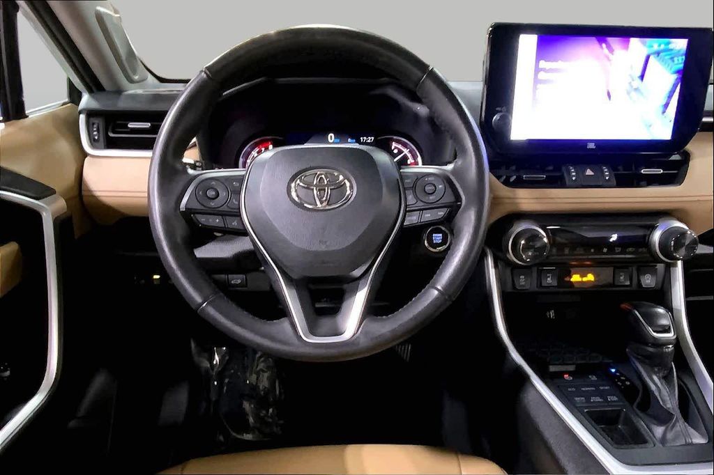 2024 Toyota RAV4 XLE PREMIUM — фото 6