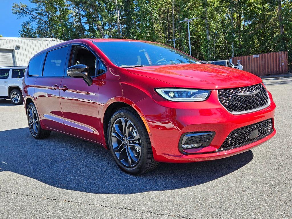 New 2026 Chrysler Pacifica Select