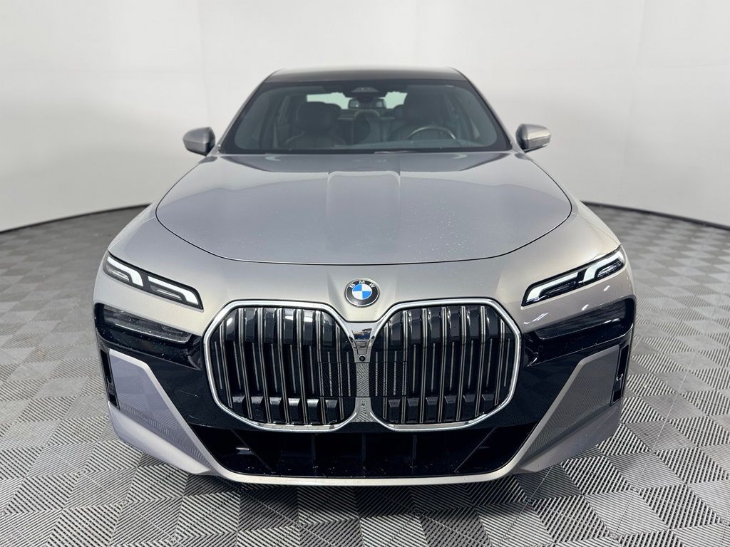 صورة 2 لـ 2023 BMW 740 740I