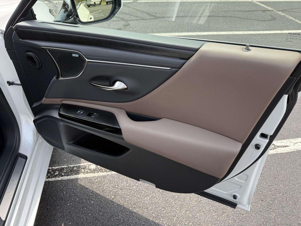 2025 Lexus ES 300H ULTRA LUXURY — фото 15