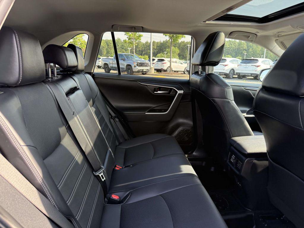 2023 Toyota RAV4 LIMITED — миниатюра 17