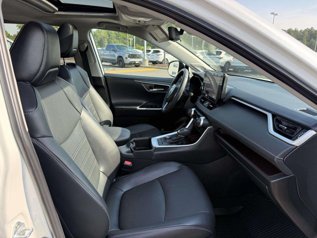 2023 Toyota RAV4 LIMITED — миниатюра 15