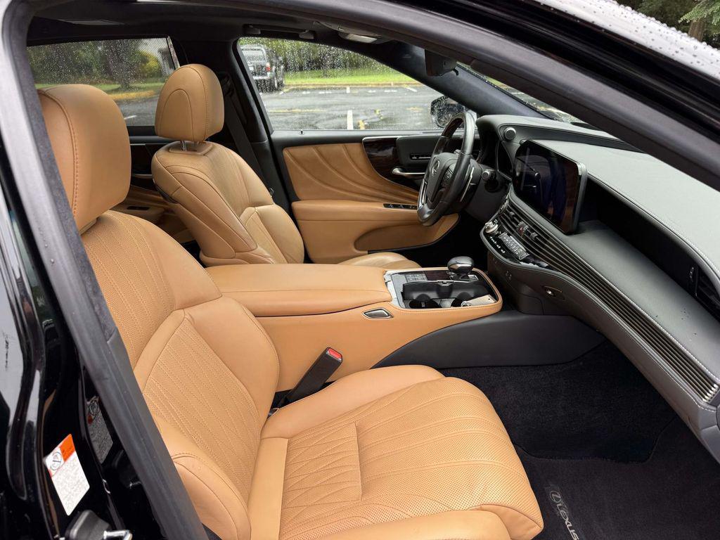صورة 14 لـ 2023 Lexus LS 500 BASE