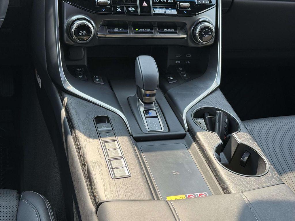 صورة مصغرة 19 لـ 2025 Lexus LX 700H LUXURY