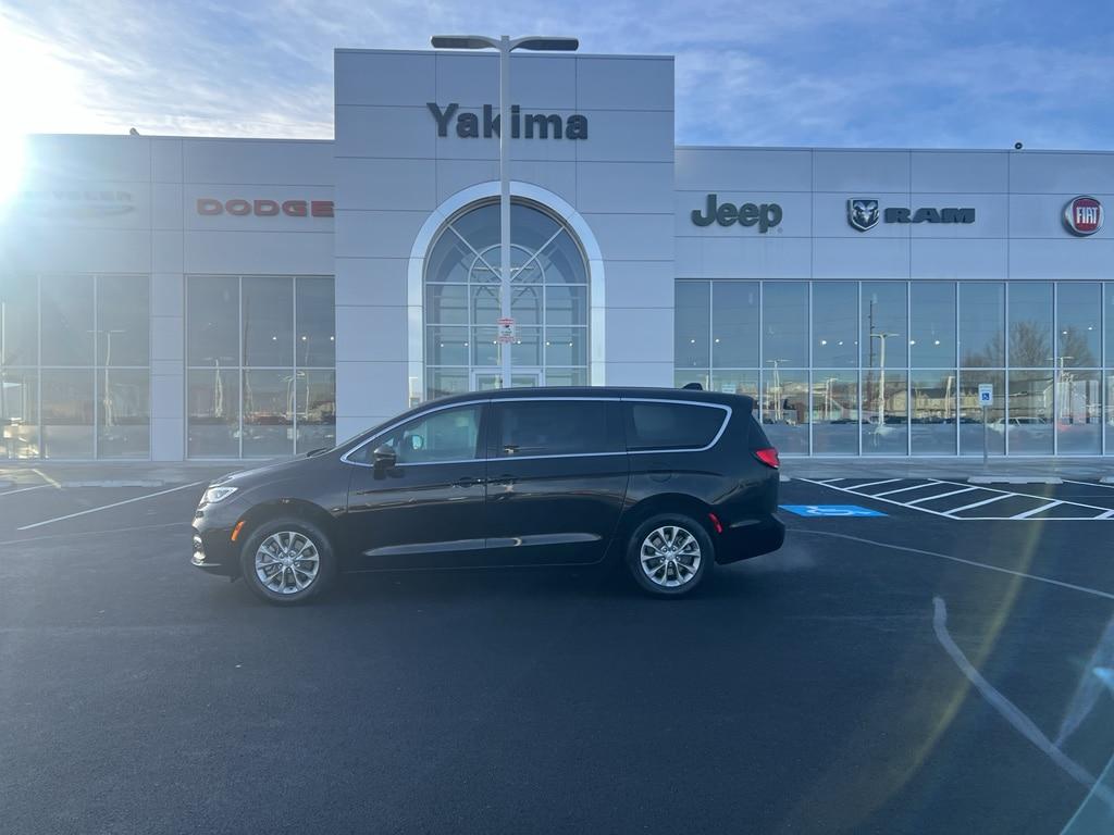 New 2026 Chrysler Pacifica Select