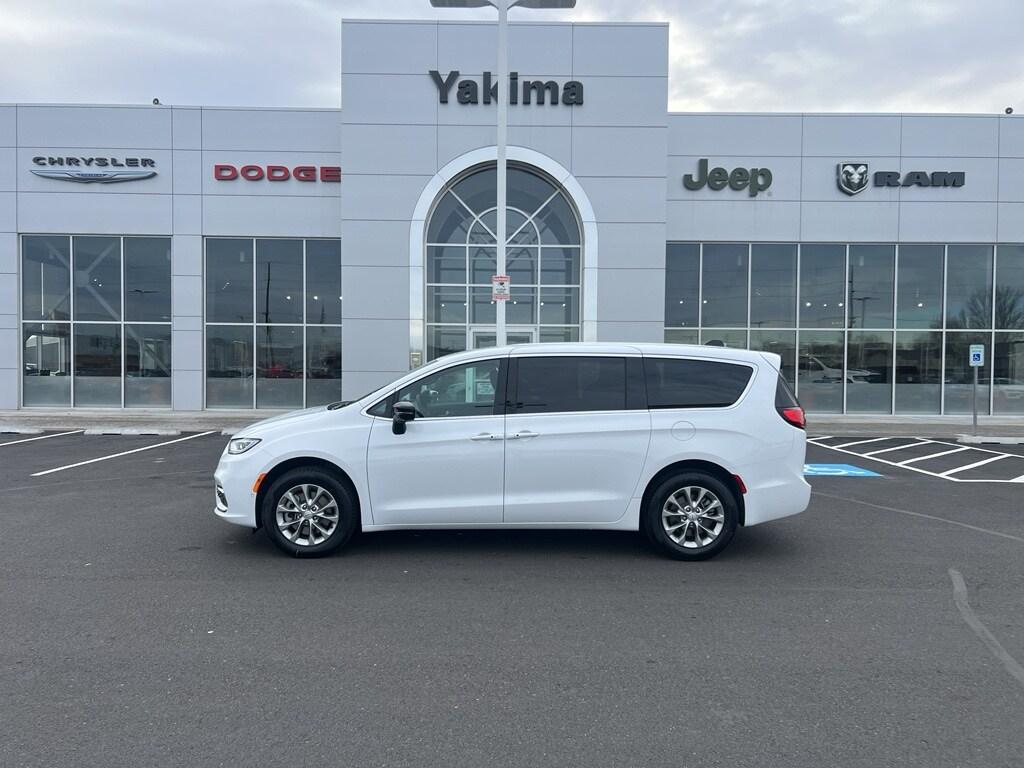 New 2026 Chrysler Pacifica Select
