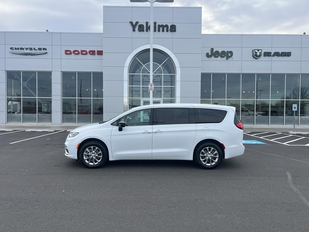 New 2026 Chrysler Pacifica Select