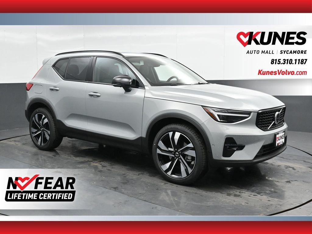 New 2025 Volvo XC40 B5 Ultra Dark Theme