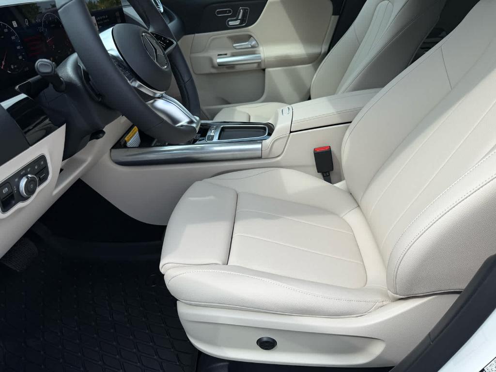 MERCEDES-BENZ GLA - 10