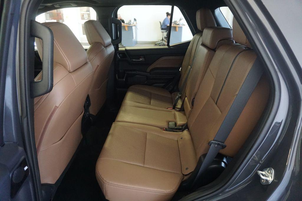صورة مصغرة 23 لـ 2025 Toyota 4RUNNER LIMITED