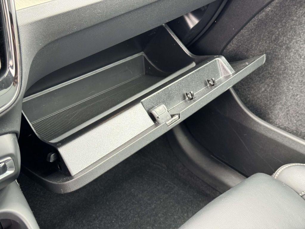 2023 Volvo XC40 B5 PLUS DARK THEME thumbnail 32