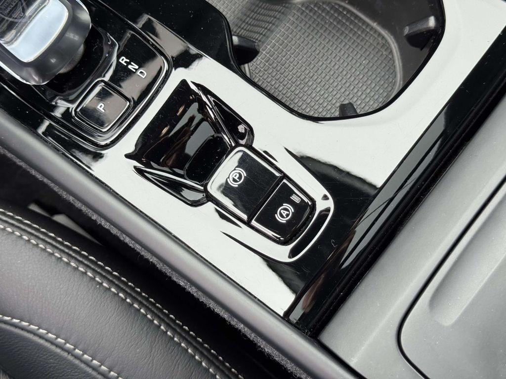 2023 Volvo XC40 B5 PLUS DARK THEME thumbnail 30