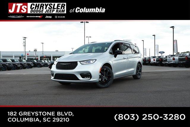 New 2026 Chrysler Pacifica Select