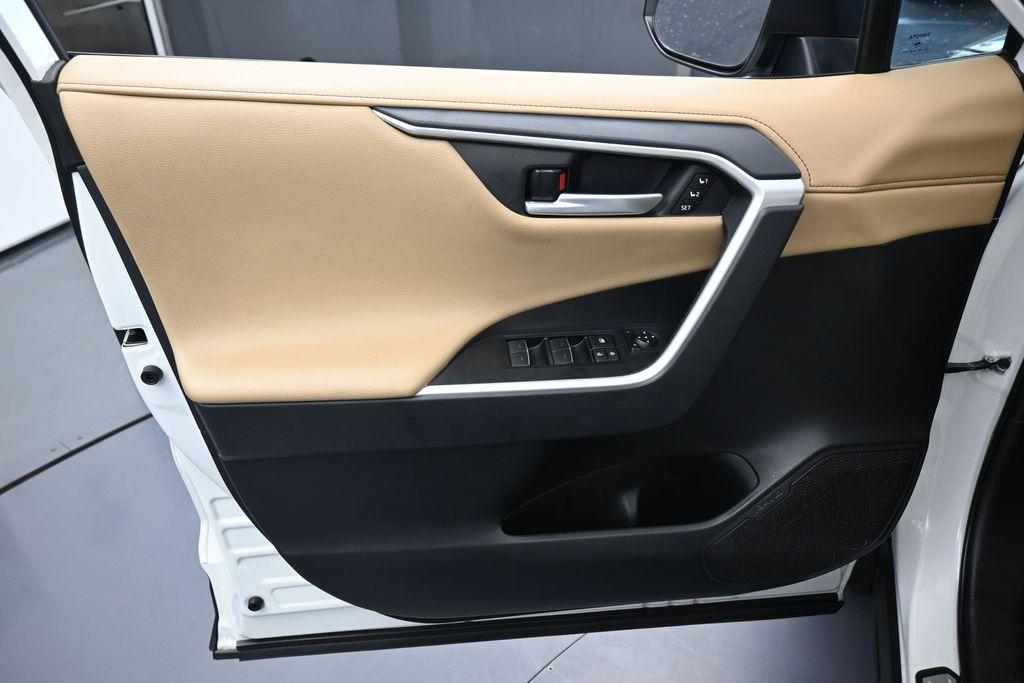 2023 Toyota RAV4 LIMITED — миниатюра 13