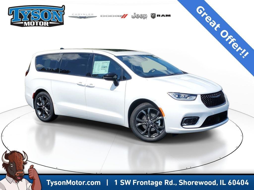 New 2026 Chrysler Pacifica Select