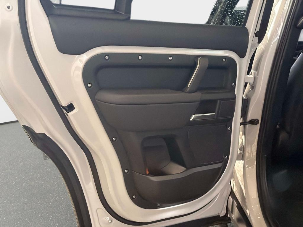 صورة مصغرة 12 لـ 2026 LAND Rover DEFENDER P300 S