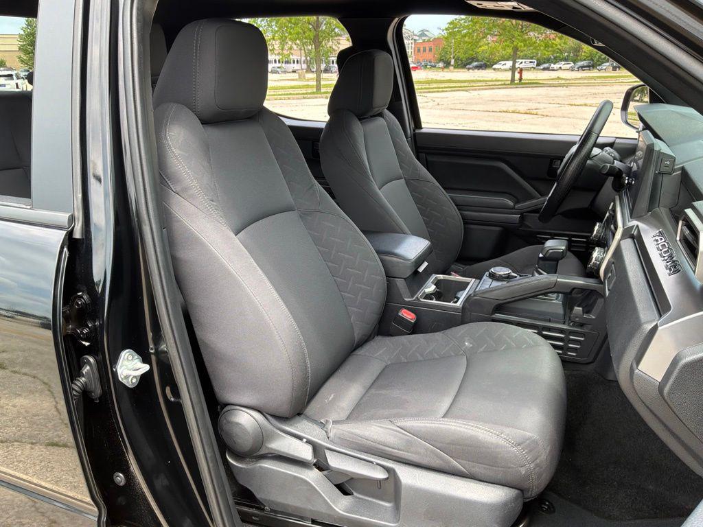 صورة مصغرة 30 لـ 2024 Toyota TACOMA SR5