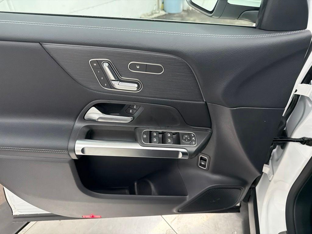 2026 Mercedes-BENZ GLB — миниатюра 17