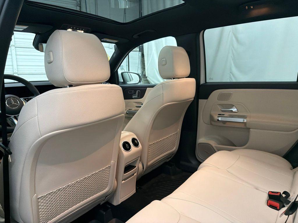 2026 Mercedes-BENZ GLB — миниатюра 18