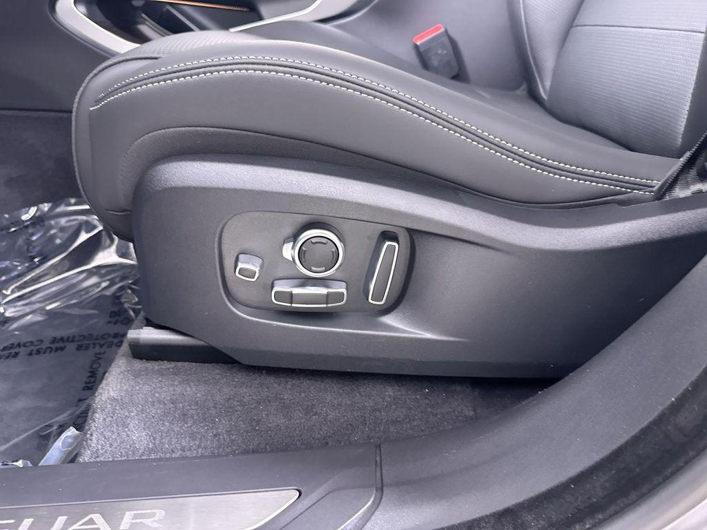 صورة مصغرة 12 لـ 2026 Jaguar F-PACE R-DYNAMIC S P250 AWD AUTOMATIC