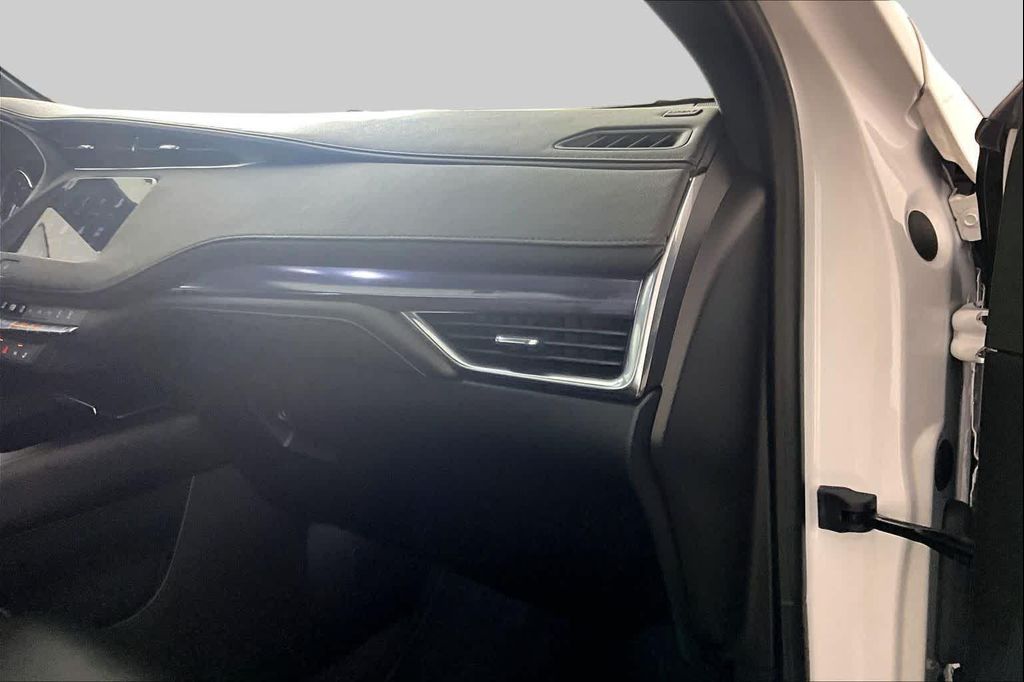 صورة مصغرة 17 لـ 2023 Cadillac XT4 LUXURY