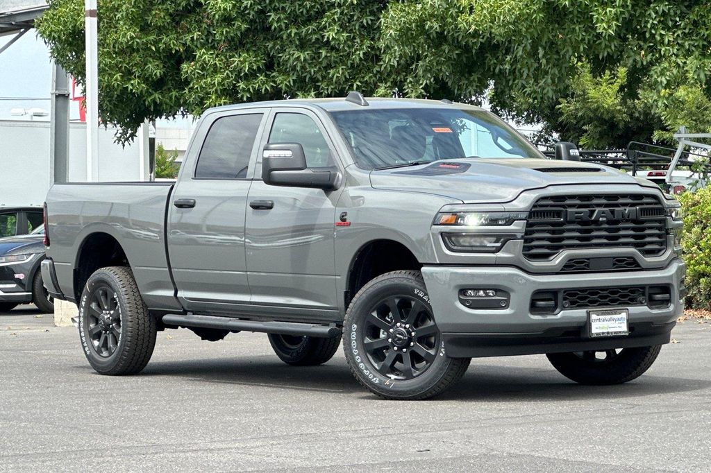 صورة 2 لـ 2026 RAM 2500 BLACK EXPRESS CREW CAB 4X4 6'4' BOX