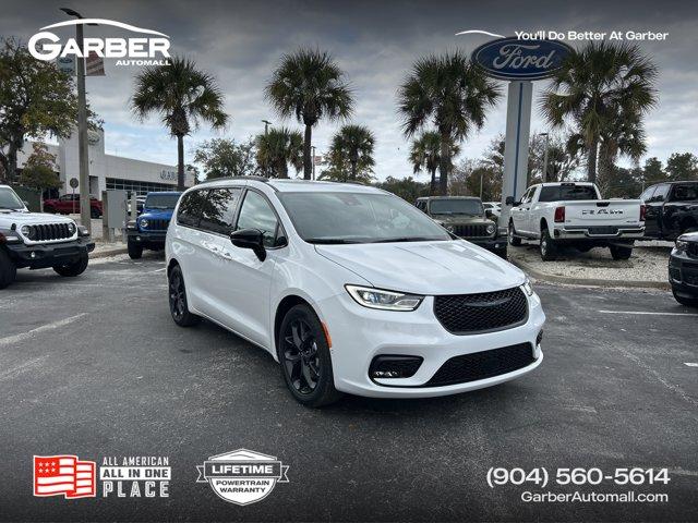 New 2026 Chrysler Pacifica Select