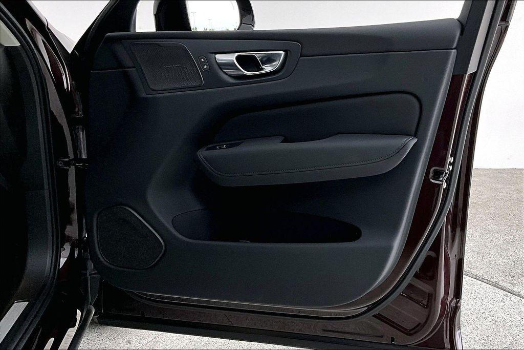 2026 Volvo XC60 B5 PLUS — фото 10