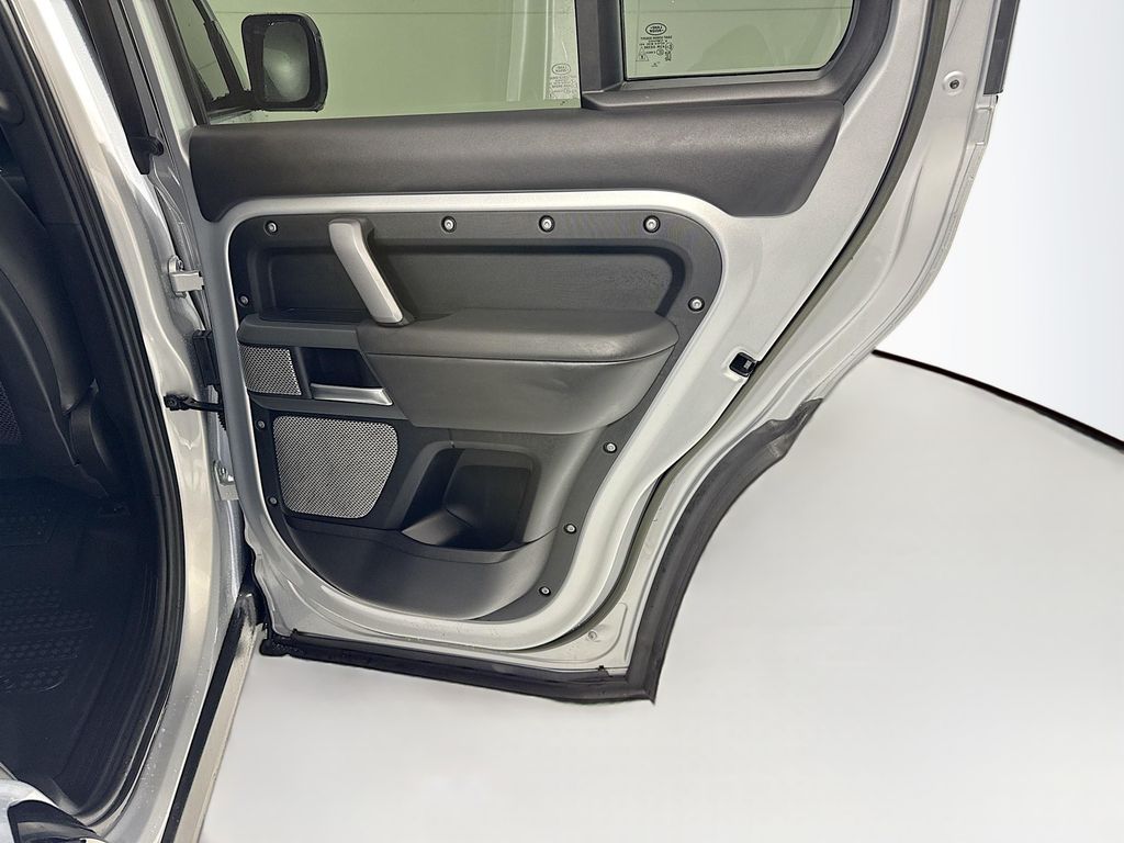 صورة مصغرة 28 لـ 2023 LAND Rover DEFENDER X-DYNAMIC SE