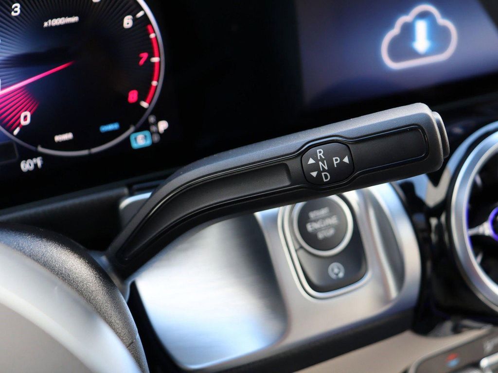 2025 Mercedes-BENZ GLB — миниатюра 38
