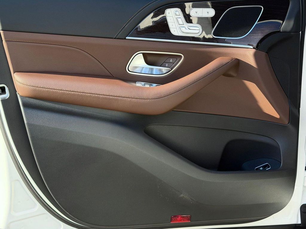 2026 Mercedes-BENZ GLE — миниатюра 21