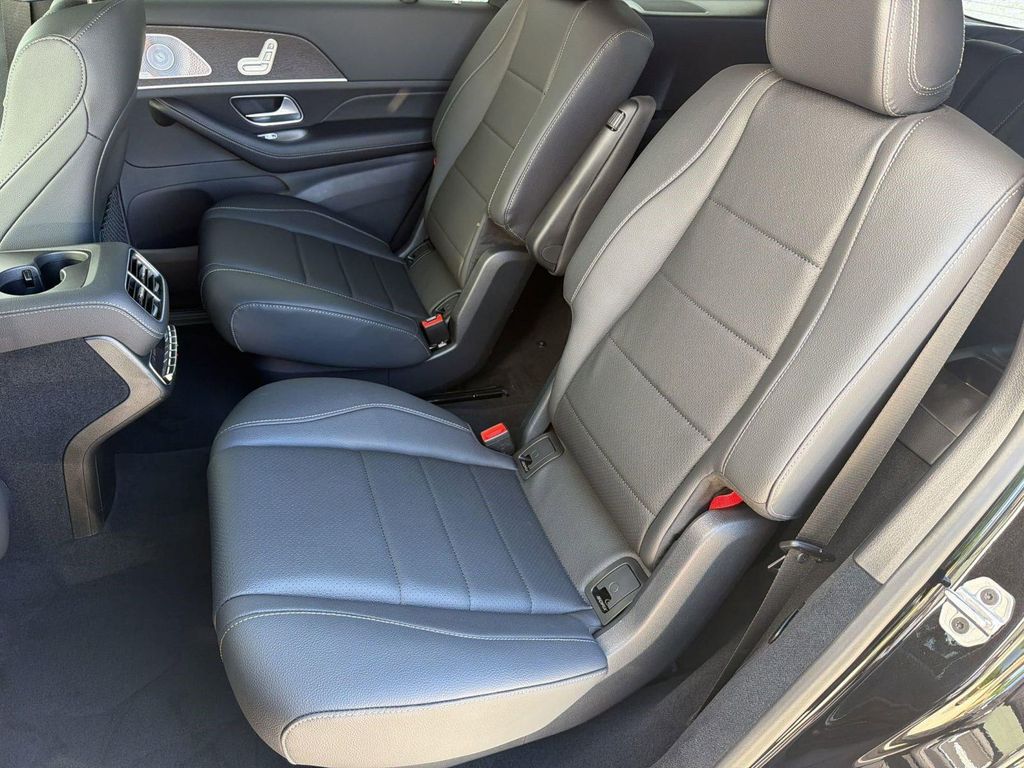 2026 Mercedes-BENZ GLS — миниатюра 15