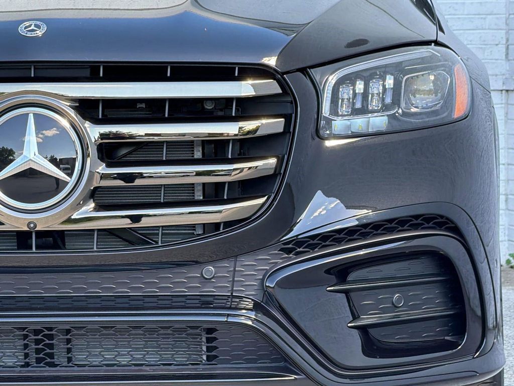 2026 Mercedes-BENZ GLS — миниатюра 11
