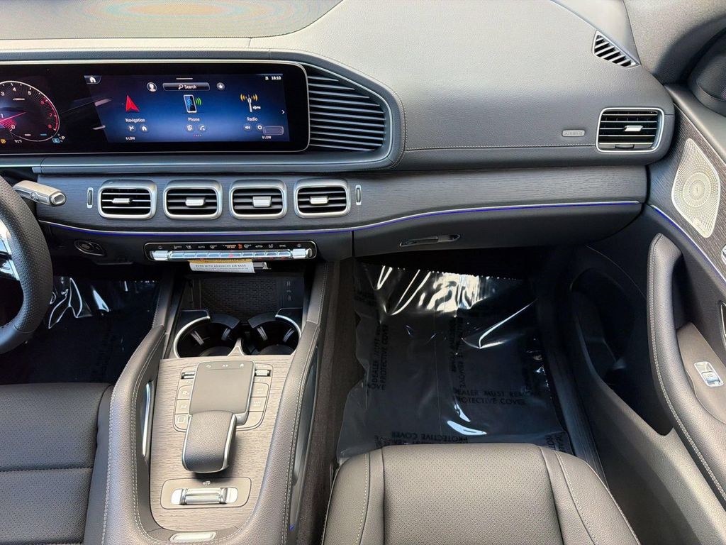 2026 Mercedes-BENZ GLS — миниатюра 30