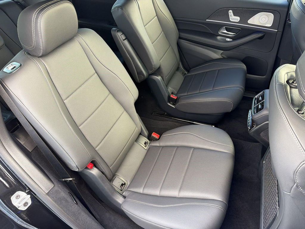 2026 Mercedes-BENZ GLS — миниатюра 31
