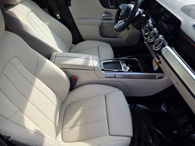 2026 Mercedes-BENZ GLB — миниатюра 21
