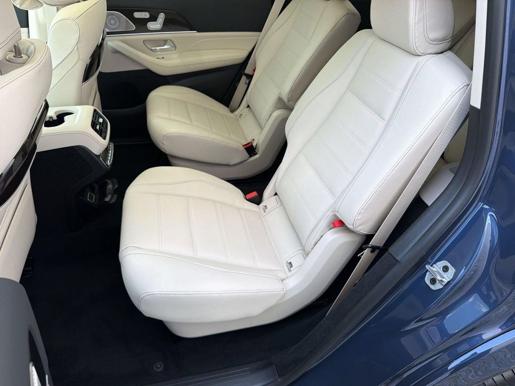 2026 Mercedes-BENZ GLS — миниатюра 23