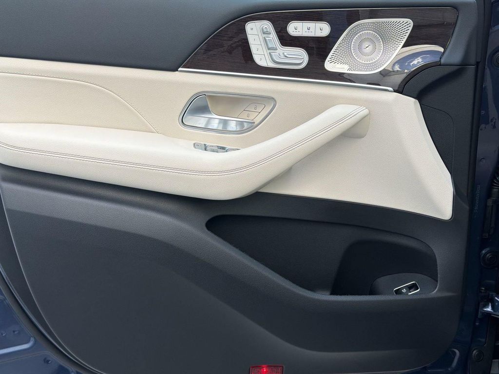 2026 Mercedes-BENZ GLS — миниатюра 14