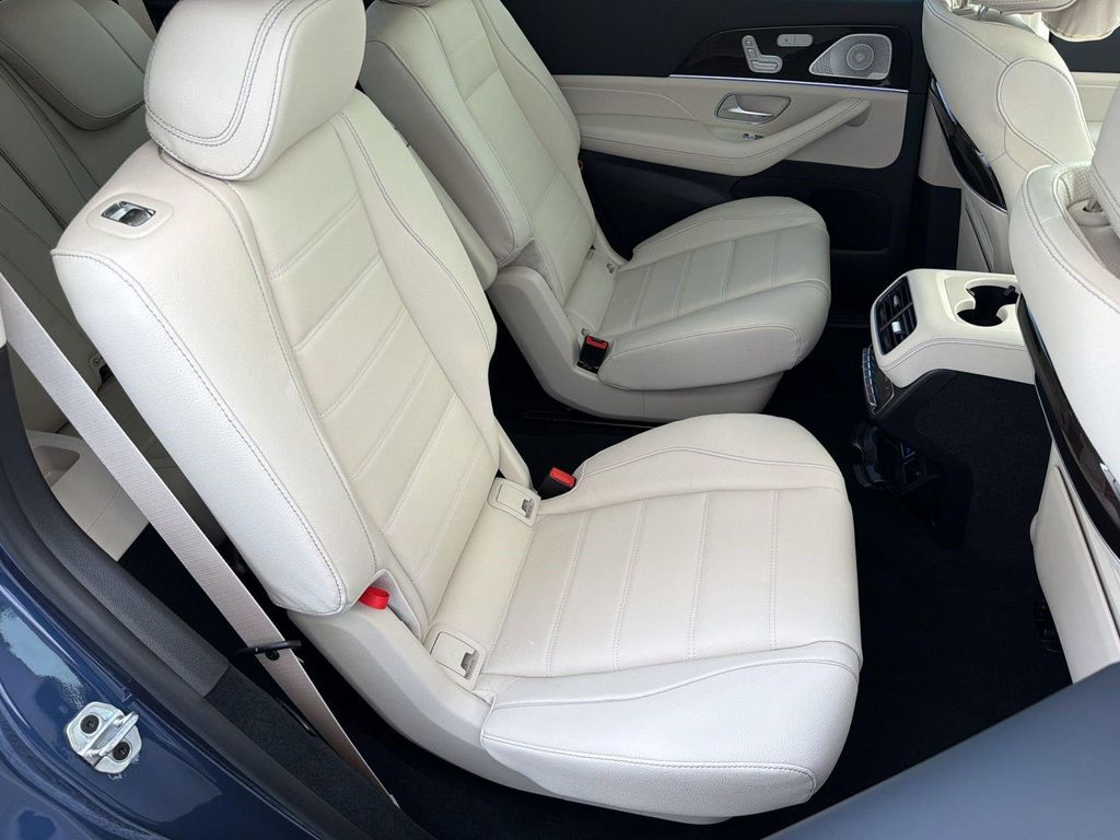 2026 Mercedes-BENZ GLS — миниатюра 32