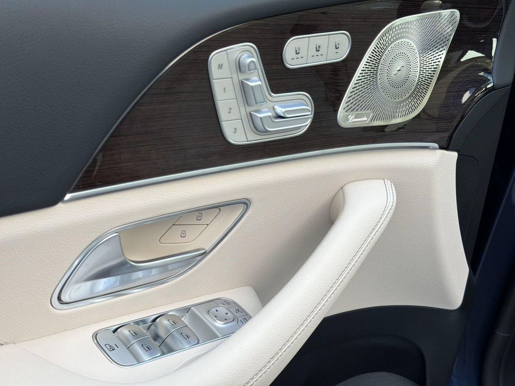 2026 Mercedes-BENZ GLS — миниатюра 28